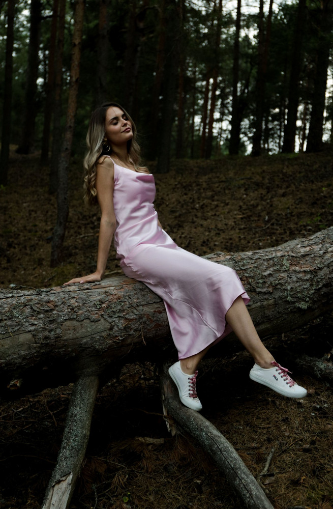 Очень красивое платье 😍😍😍
Под него нужно бесшовное бельё, уж очень всё видно)