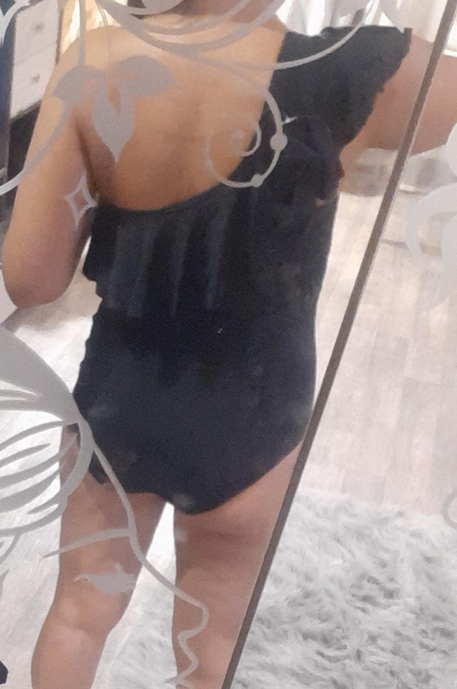 Я в восторге купальник просто огонь. Лиф плотные чашечки.  Не сдавливает. Размер 44, на 48 Российский. Рост 170 сел идеально. Брала для бассейнов и аквапарков. Я счастлива первый слитный в жизни купальник.