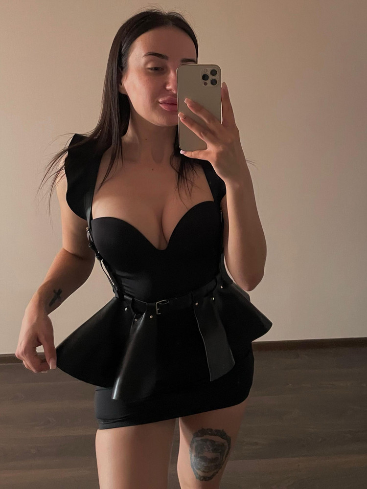 Очень крутая 😍 спасибо ❤️ качество огонь 🔥  видно , что работа ручная. Я не понимаю людей которые тут пишут, что-то за не обработанные края или ещё что-то. Прошито все очень аккуратно,все заклепки и застёжки на месте. Регулируется под нужный размер легко. За такие деньги это находка , в живую смотрится очень дорого. Кожа натуральная, все как в описании. Обязательно буду заказывать ещё у данного бренда всякие крутые штуки ❤️