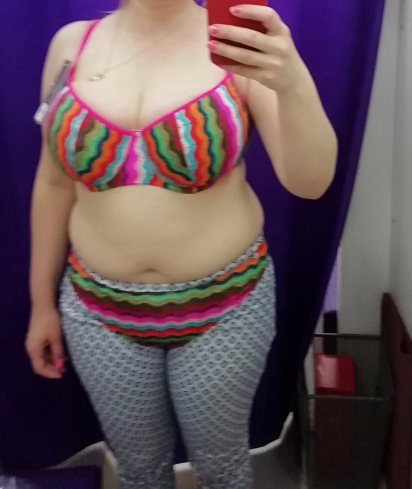 Грудь держит хорошо, чашка комфортная, но брительки тонковаты для меня. Так как ношу белье этой фирмы 80G, а купальник 85F в объёме впритык. Качество хорошее, но все надо мерить пока не найдёшь свой купальник. Мне показалось что рисунок под вязаное полотно увеличивает и без того большие объемы🙉