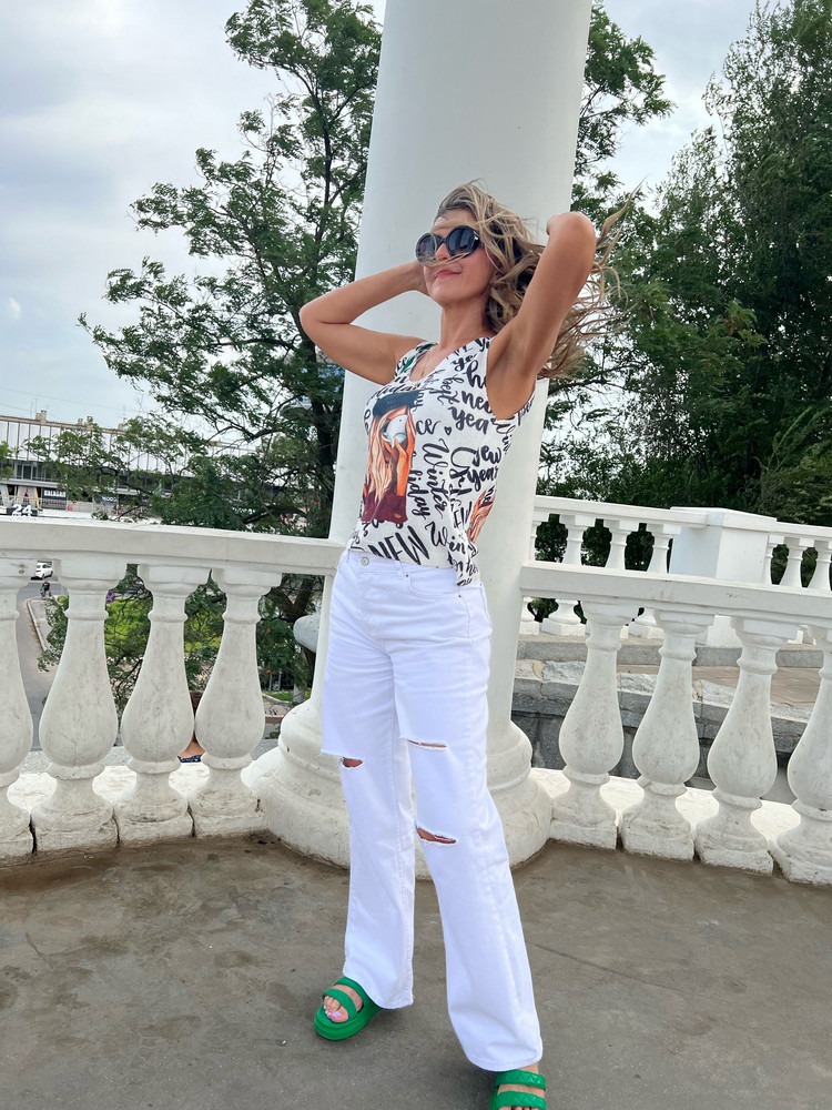 Джинсы супер, брала размер 48, в талии очень свободные, всё равно оставила , эти джинсы моя любовная любовь 🥰