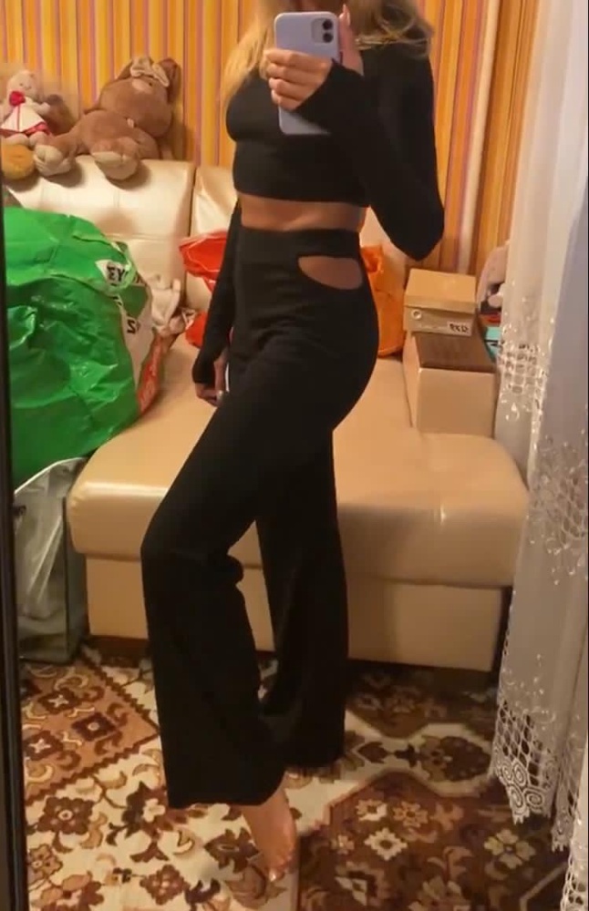 Удобный костюм, на конец лета и осень как раз подойдёт под кожанку носить, ткань плотная, хлопок , секси вырезы вместо карманов