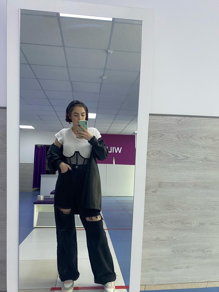 джинсы крутые, очень понравились. не сильно плотные, но и не супер тонкие, то что надо. взяла 40 и 42 размер. первый пришёл 40, но мне казалось, что они мне будут малы, но как раз этот размер мне идеально подошёл. на рост примерно 163, они длинноваты на 5-7 см, но я подворачиваю (как на фото) и все окей. за 2300 это идеально. 