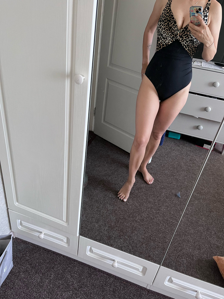 Очень хороший купальник, заказала 44 размер, утягивает как надо. 