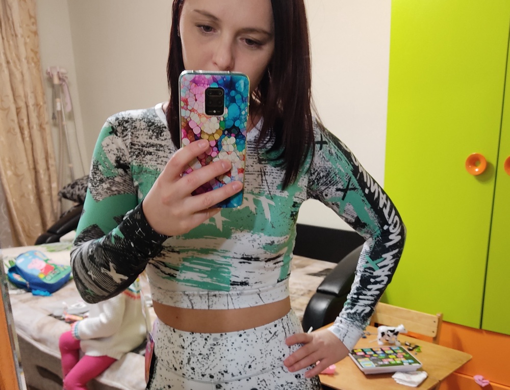 Вполне довольна, по размеру подходит, цвет приятный, материал тянется