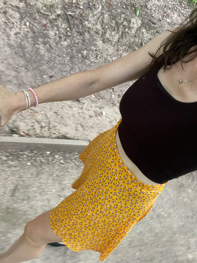 Коротенькая, летняя юбочка, мне понравилась, в жару супер 🙌 единственное по параметрам сначала заказала s, но в талии прям впритык, не комфортно, перезаказала на М. Чёрное белье просвечивает, нужно телесное, но это не критично) 