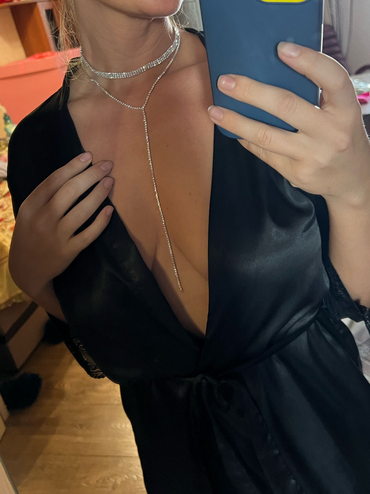 Безумно красиво переливается на солнце , отличная вещь, соответсвует всем описаниям , пришла в красивом бархатном красном мешочке . 