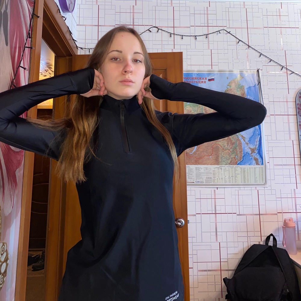 Рашгард хороший, тянется, приятен к коже. Из минусов: не очень приятный запах, а также отверстия для больших пальцев на рукавах натирают. Доставка задержалась на 2 дня, но это не критично. 