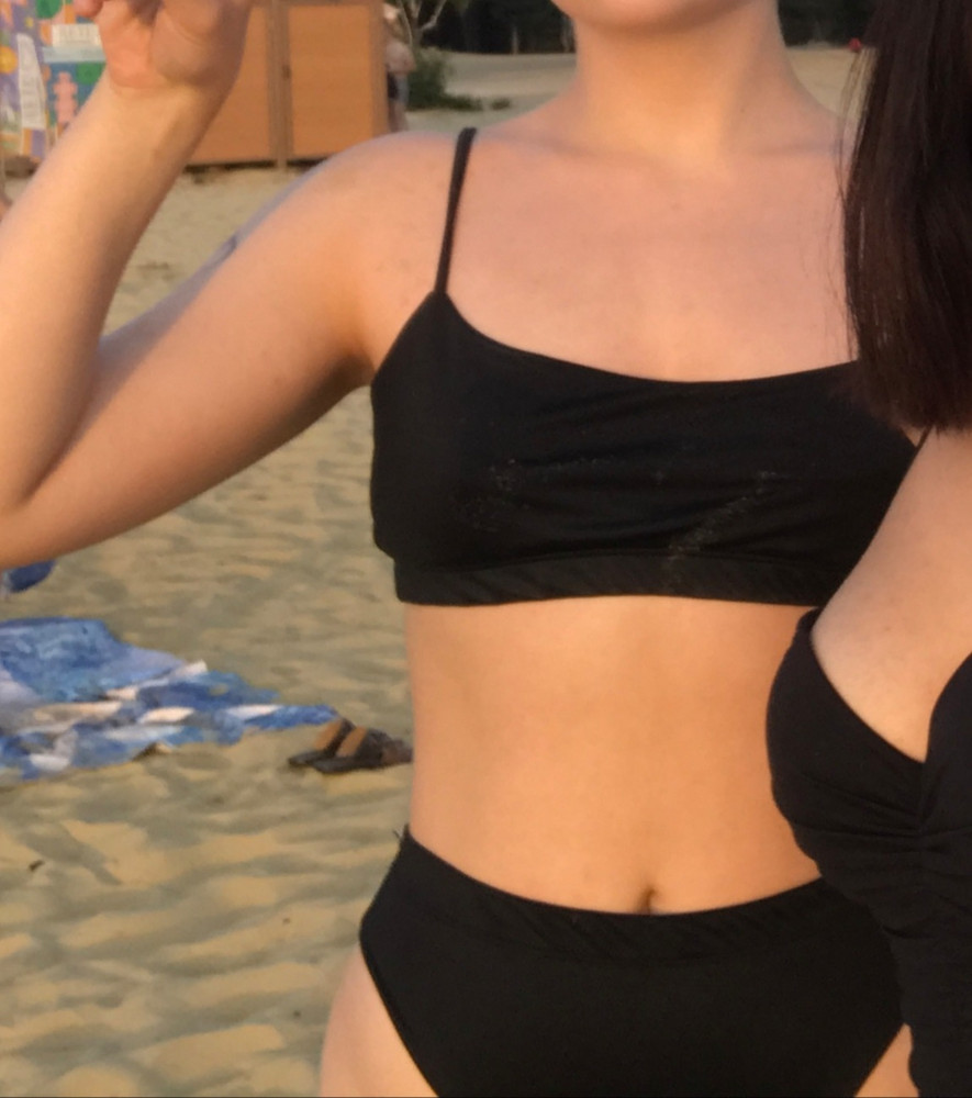 Ог 89, от 69, об 101

Выбирала между 44 и 46, оставила 46й, чтобы резинка на животе не сковывала движения и в целом чтобы было комфортно. Однако лиф 46го размера мне велик, при нырянии-выныривании он прям слетает то вниз, то вверх.
Ткань понравилась, посадка просто супер 🔥🔥🔥 Никакого верблюжьего копытца у меня не возникло)))) 
После носки и стирки (3-4 раза) стал расползаться шов на трусах, теперь ниточка болтается