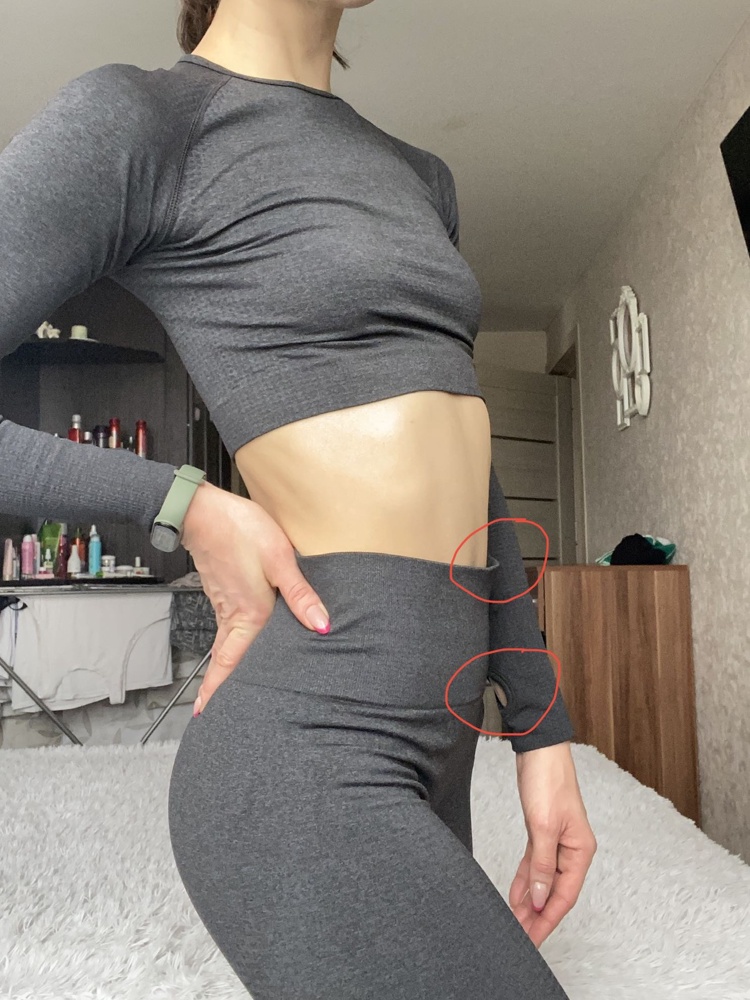 Очень классные тайтсы, заказала ещё рашгард здесь же. Тренировка в этом костюме прошла с комфортом. Единственное что резинка на тайтсах в самом верху прилегает не плотно (ОТ 63) что не доставляет никаких неудобств. По размеру подошли идеально. Я довольна, советую к покупке.