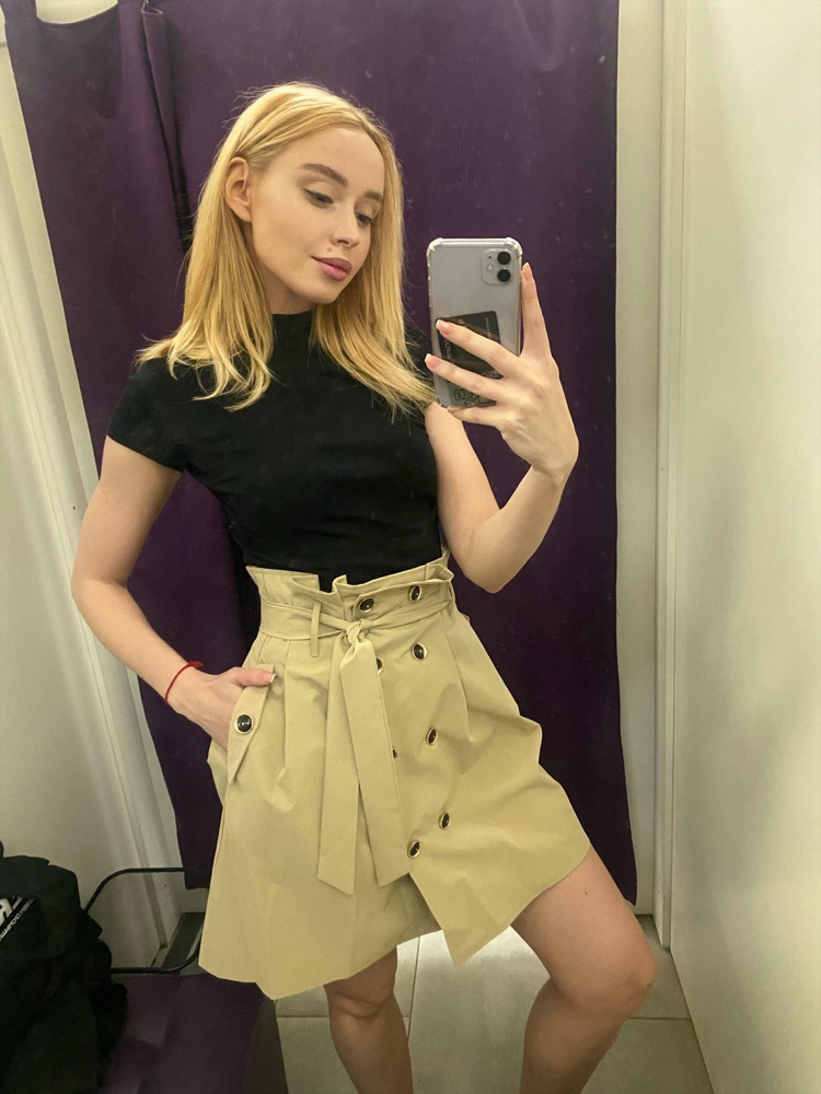 Юбка просто идеальная! Очень красиво подчеркивает талию😍 цвет красивый, ткань плотная, вообщем всё как на фото 👏🏼 Ещё один огромный плюс-пришла совсем не помятая, учитывая, что ехала со склада. Значит в носке вообще мяться не будет, это очень здорово! Спасибо продавцу за крутой товар 🫶🏼