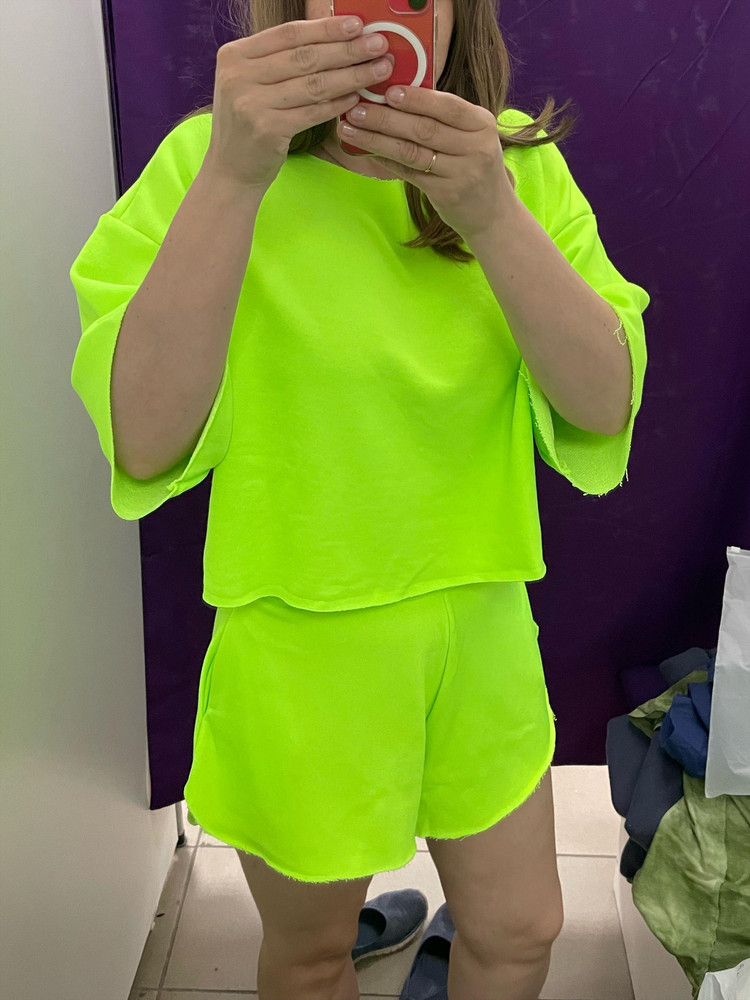 Понравился костюм , не толстая и не тонкая ткань , одним словом клевая , то что не отделаны края кому как , мне не принципиально 