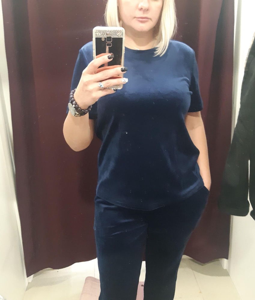 На 94-80-106 вполне подошёл 48 р.  и не в обтяжку.  Про качество можно будет судить по ношению.  В светлых тонах 50 р.  действительно выделяется место между ног,  в синем не видно.  Но синий и размером меньше.  Остальные костюмы 50 р.  ( пыльная роза,  беж)