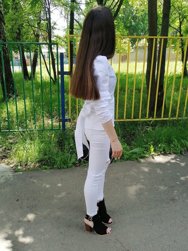 Блузка шикарная. Рекомендую однозначно. За 1004р. Бант это вообще что-то с чем-то можно его хоть назад, хоть в перед, можно узлом завязать, можно бантом, обернуть его вокруг пояса.... Куча вариантов... Насколько хватит вашей фантазии. Единственный минус хлопок, гладить замучаешься особенно плечики. Чтобы грудь не была наружу поддевала чёрный топ, можно любой другой, можно булавочкой заколоть как девушка ниже. Мне ещё рукава длинноваты были, планирую в отелье отнести подшить