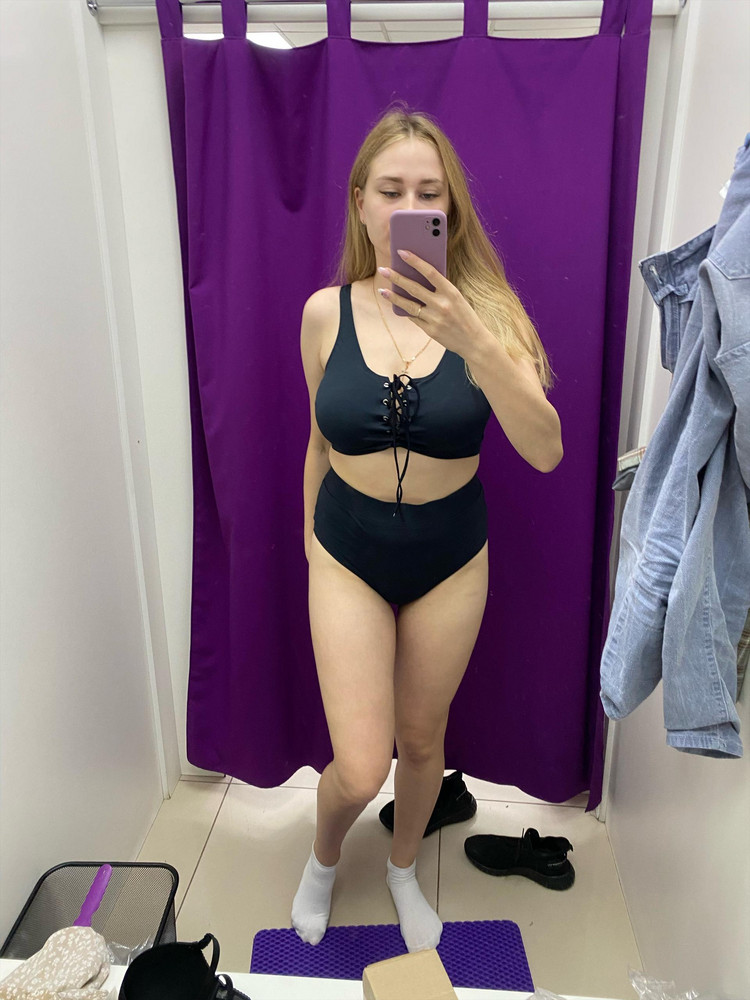 Объясню почему 2 звёзды, во-первых размер лифчик маленький как-будто, поднимается вверх, думала будет хорошо держать но увы, трусы как-будто на 2-3 размера больше, прям большие, в общем за такую цену не купила бы никогда.