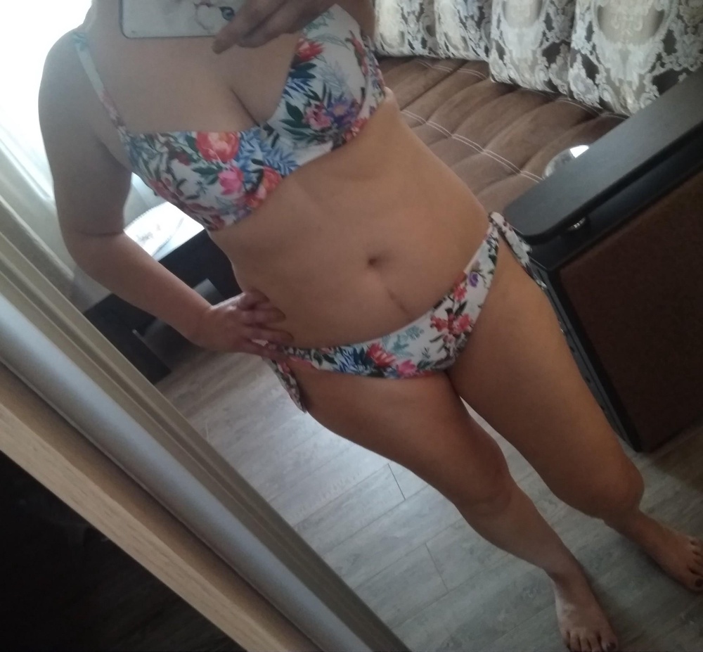 Купальник классный, единственное плавки впереди заворачиваются, а так супер.С шортами вообще огонь.