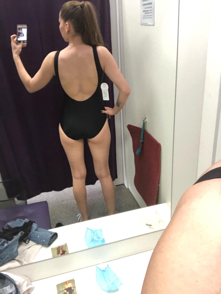 На свои параметры 90/68/90 рост 164 взяла 42 размер- я в восторге от купальника за такие деньги. Резинки немного впиваются в попу, когда купальник намекнёт, думаю все будет ок. Надеюсь, лямки не спадут во время плавания 