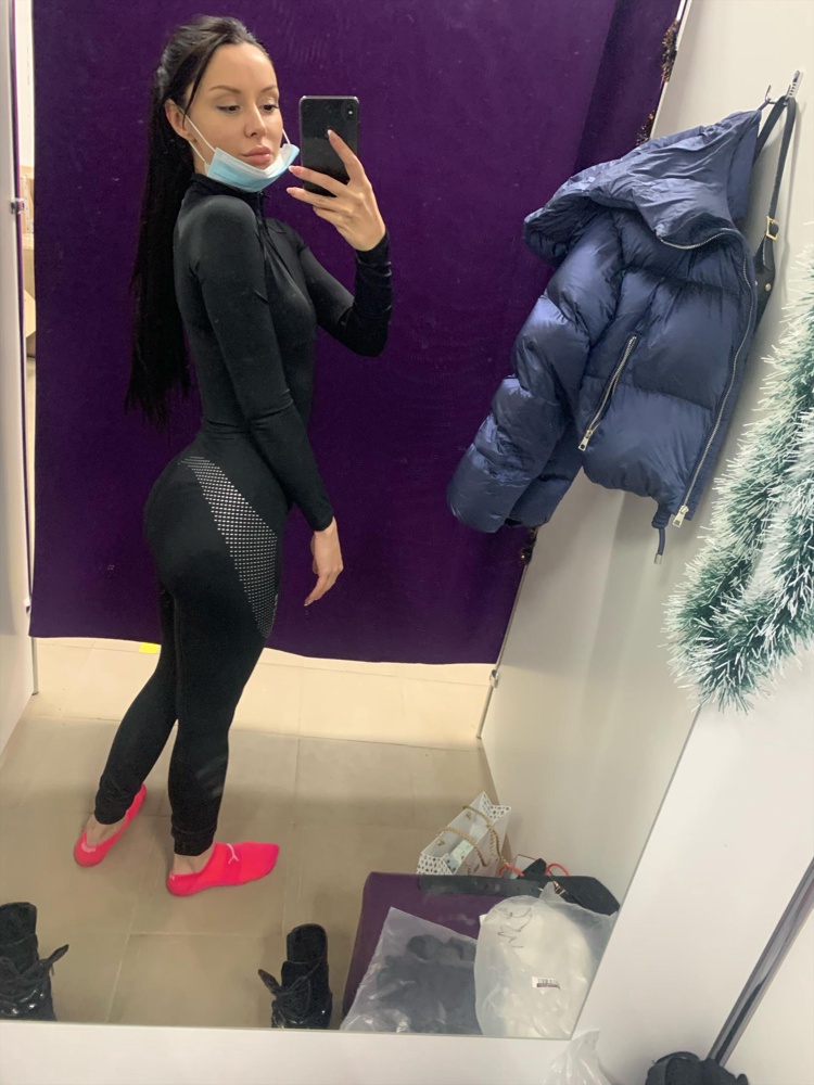 Очень крутой, сидит отлично, стройнит. Только молния может быть немного ненадежной