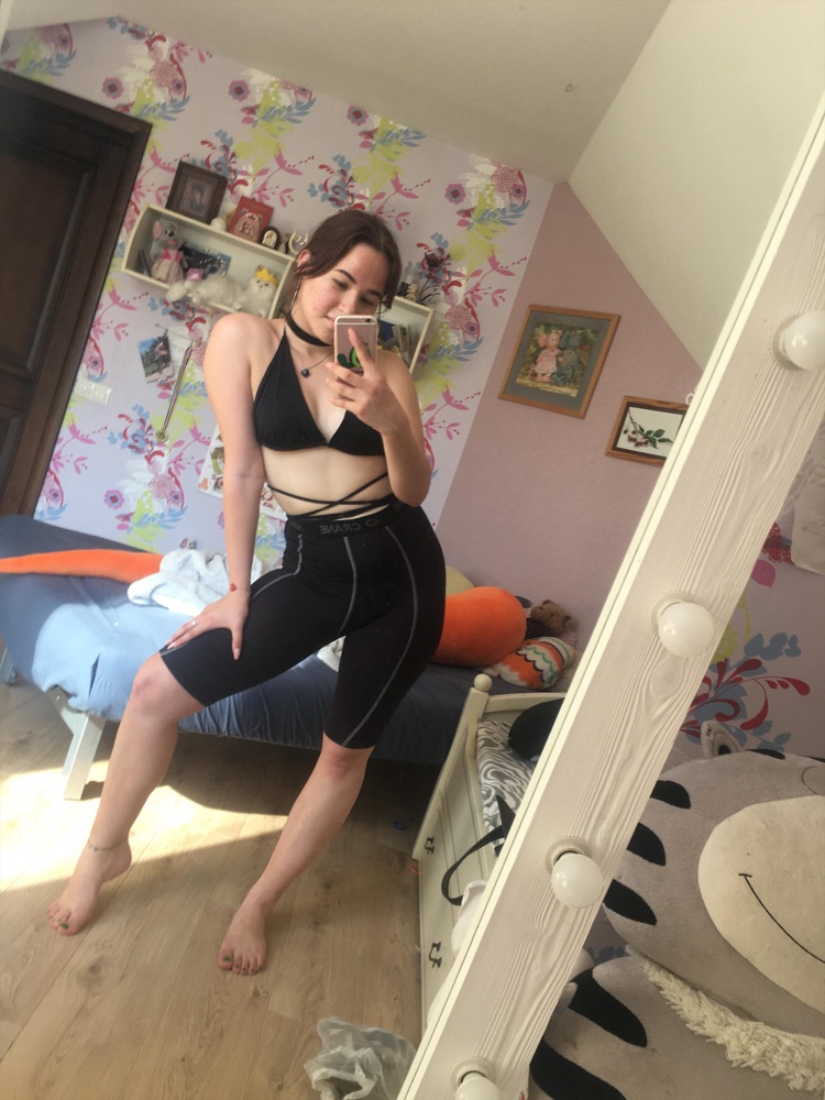 Купальник сидит хорошо, со стороны также выглядит неплохо покупала за 729 рублей.Есть минус , купальник в воде будто развязывается, уже несколько раз столкнулась с этим)Завязывать нужно максимально туго.Ну в принципе купальник хорош