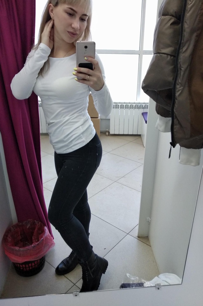 Лонгслив прелестный, приятный к телу, но просвечивает. А так рекомендую.