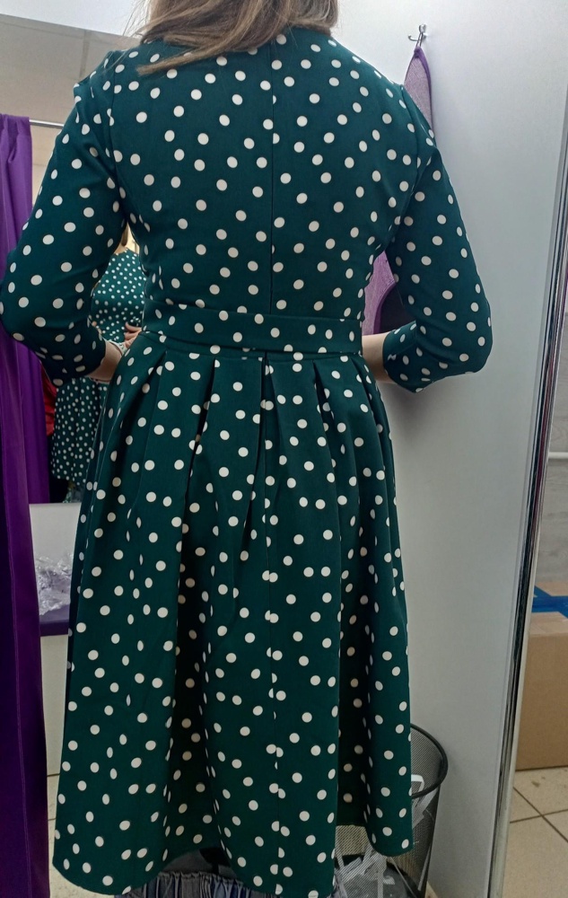 Платье очень качественно сшито, женственное,взяла на свой рост 173,коленки закрывает. Очень понравилось,что не нужно скрывает ,а что нужно подчеркивает. Буду брать в другом цвете обязательно в будущем.