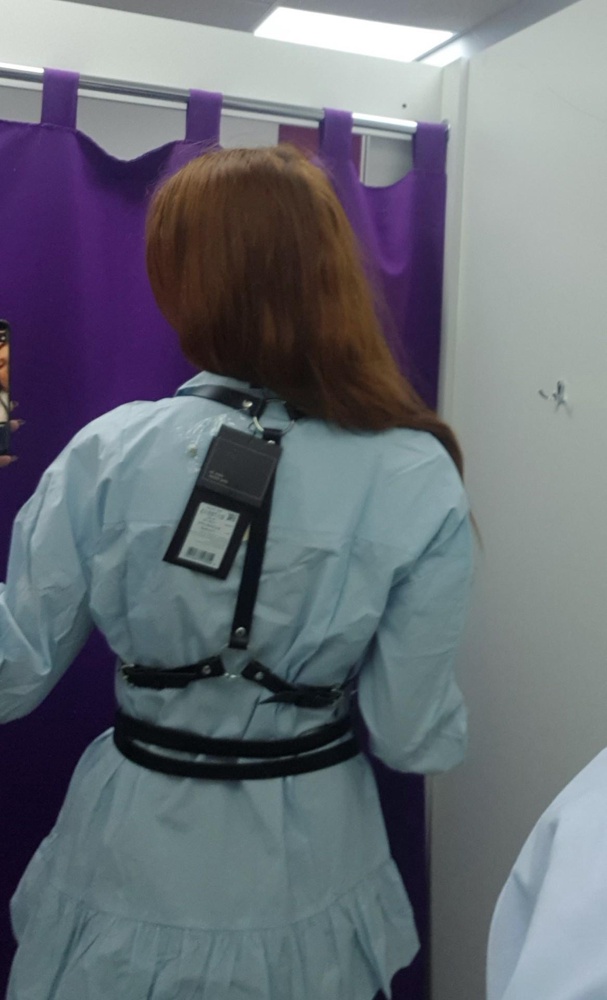 Натуральная кожа.  Выполнено аккуратно. Вся фурнитура закреплена ровно. По отзывам заказала на размер больше. Нужно немного перенести застежку, остальные части по размеру мне нормально