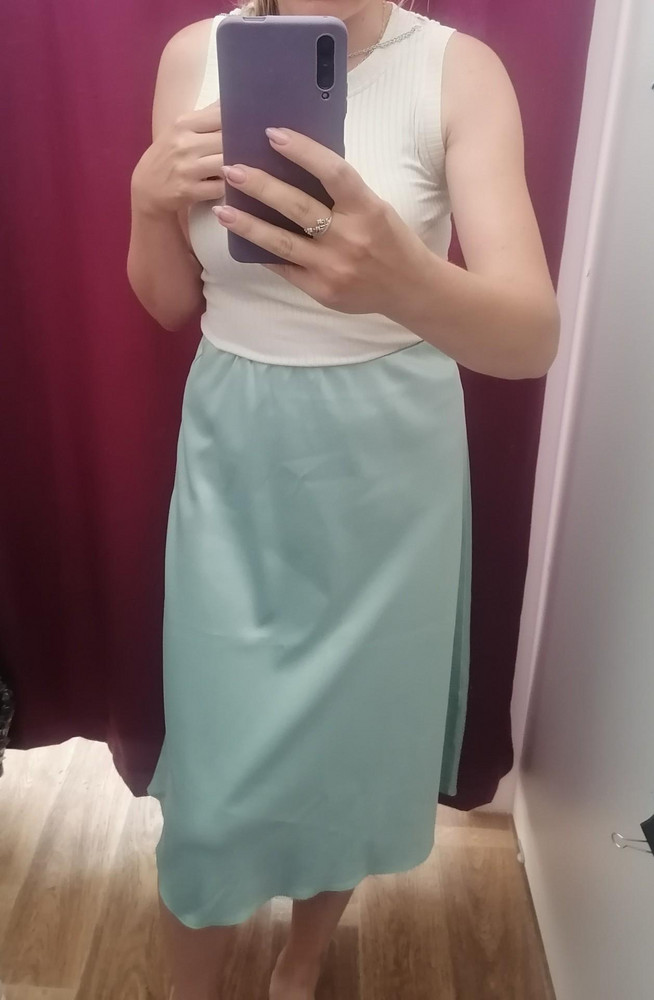 Заказала две юбки - фисташковый цвет, размер  М 160-170 (на фото) и хаки размер М 170 - 180. На мой рост 165 мне больше нравится фисташковый, её и оставила. хаки показалась длинной для меня. К качеству претензий нет, довольно плотный материал, не просвечивает.