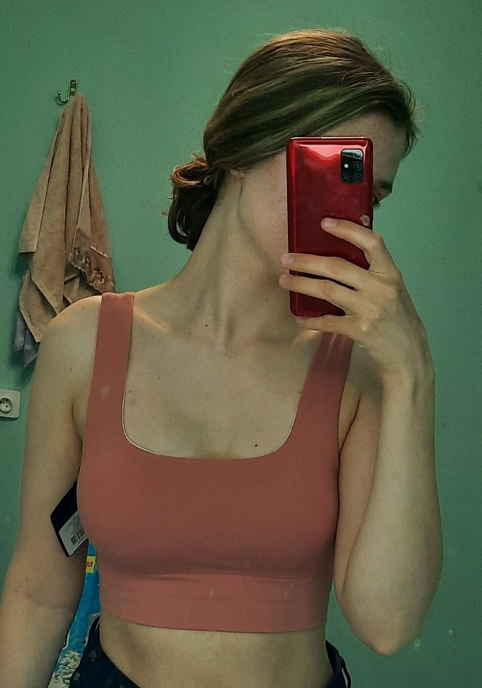 Отличный топ! Взяла просто ходить на лето под рубашку, а оказалось у него отличная поддержка! Прям вау! Я кормлю ребёнка и грудь ассимитричная постоянно.  Дискомфорт даже при ходьбе, опустилась и потеряла форму. А тут ну прям наливные яблочки 😂 Хорошо держит и форму красивую создаёт. Немного выделяет зону возле подмышек. Но я брала меньший из возможных размеров. ОГ 90, рост 176 см. Есть ощущение скованности небольшое, в принципе можно и на размер больше. Но 90 см. как раз на границе идёт. 
Лямки и чашечки на месте.

Топ пришёл идеально чистый в фирменном запаяном пакете. Правда без салфетки уже)
Есть следы от заломов ткани, но производитель говорит, что отстирается. 
Да, видно белый подклад немного, но мне не мешает. Обязательно возьму ещё вместо бюстгальтера.