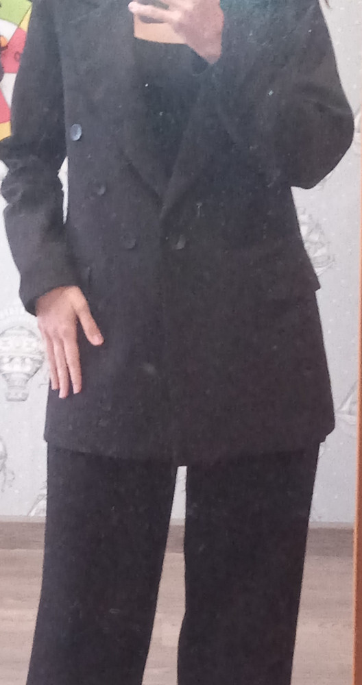 Пиджак классный, прочитала много плохих отзывов и уже надеялась на худшее, но пиджак порадовал) 
Ткань плотная, всё сшито ровно, нитки не торчат. Заказывала 44 чтобы сидел оверсайз.