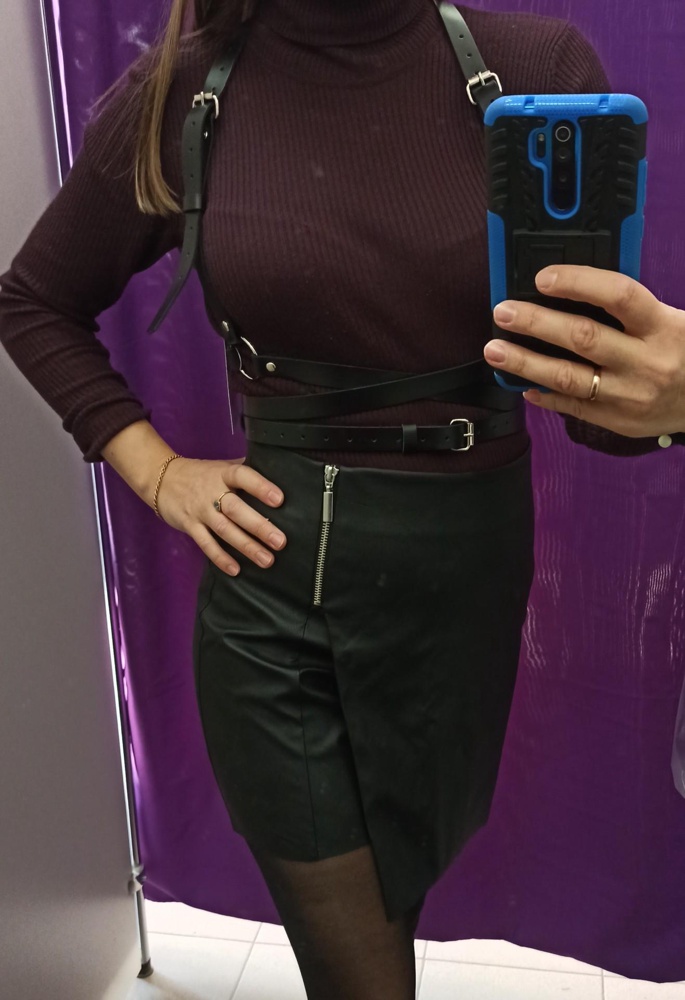 Классная.... Я с нее балдею... Давно мечтала о портупее... Многие пишут, что не кожа... Не знаю... Мне показалось, что материал натуральная кожа. Ещё прочитала статью о создании данной компании. Ребята молодцы
Кому интересно вот:
Хттпс : // secretmag-ру.turbopages.орг /secretmag.ру /s /business / trade-secret /triviaa.хтм (заменить русские буквы на англ., убрать пробелы)