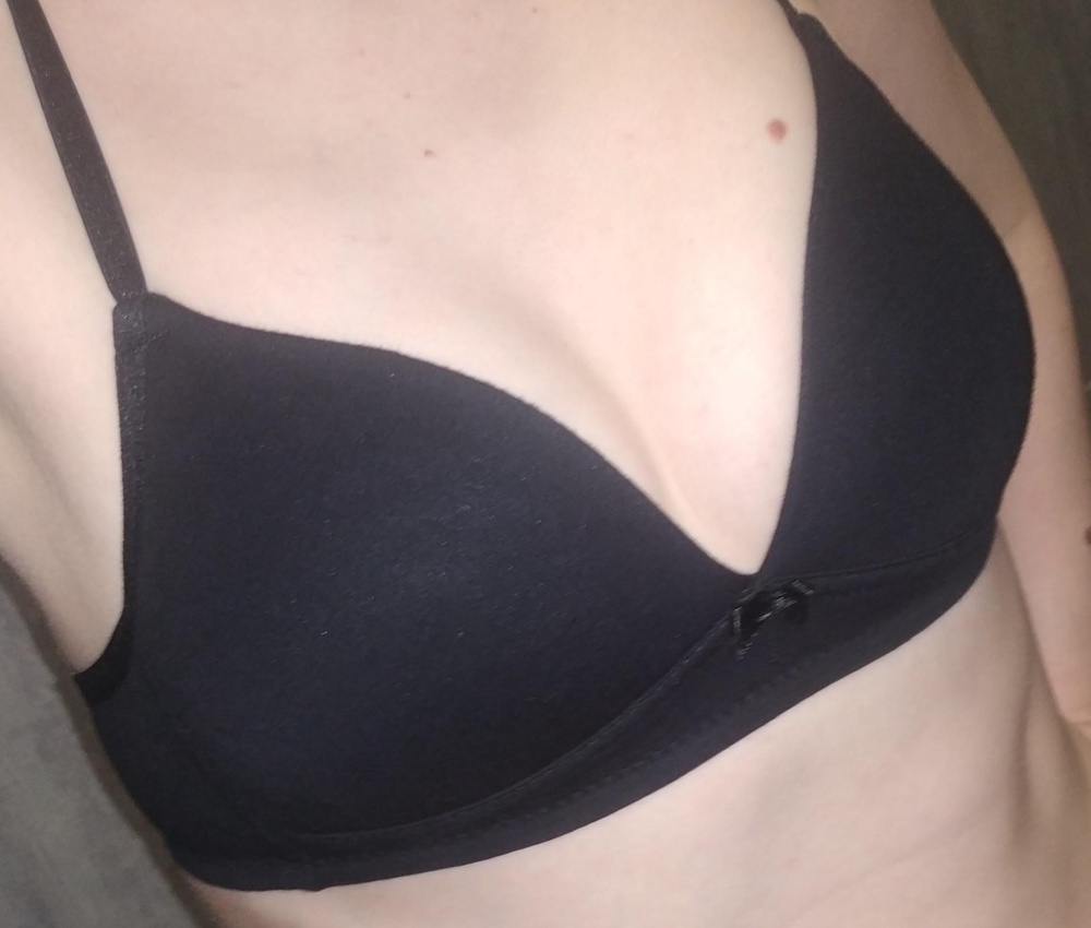 Удобный очень. Хлопок. Маломерит в обхвате. На мой 70 идеально сел 75