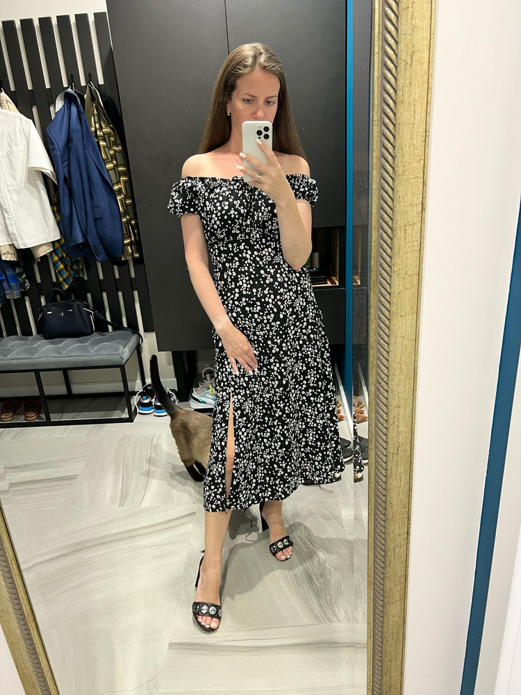 Отличное женственное платье. Приятное к телу. Можно носить с голыми плечами или обычным вырезом. И под туфли и под кеды будет хорошо