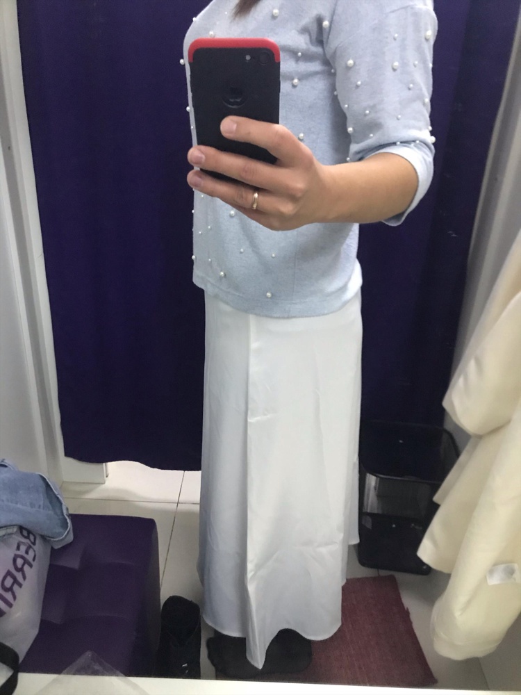 Хорошая юбка, плотная ткань, цвет молочный, взяла на об 105 50й размер тк 48 не было, и прям вот самое то)) в меру свободно, на рост 175 длина отличная- до середины икры. Вообще очень хороший демократичный бренд, вещи всегда хорошего качества и выделки.