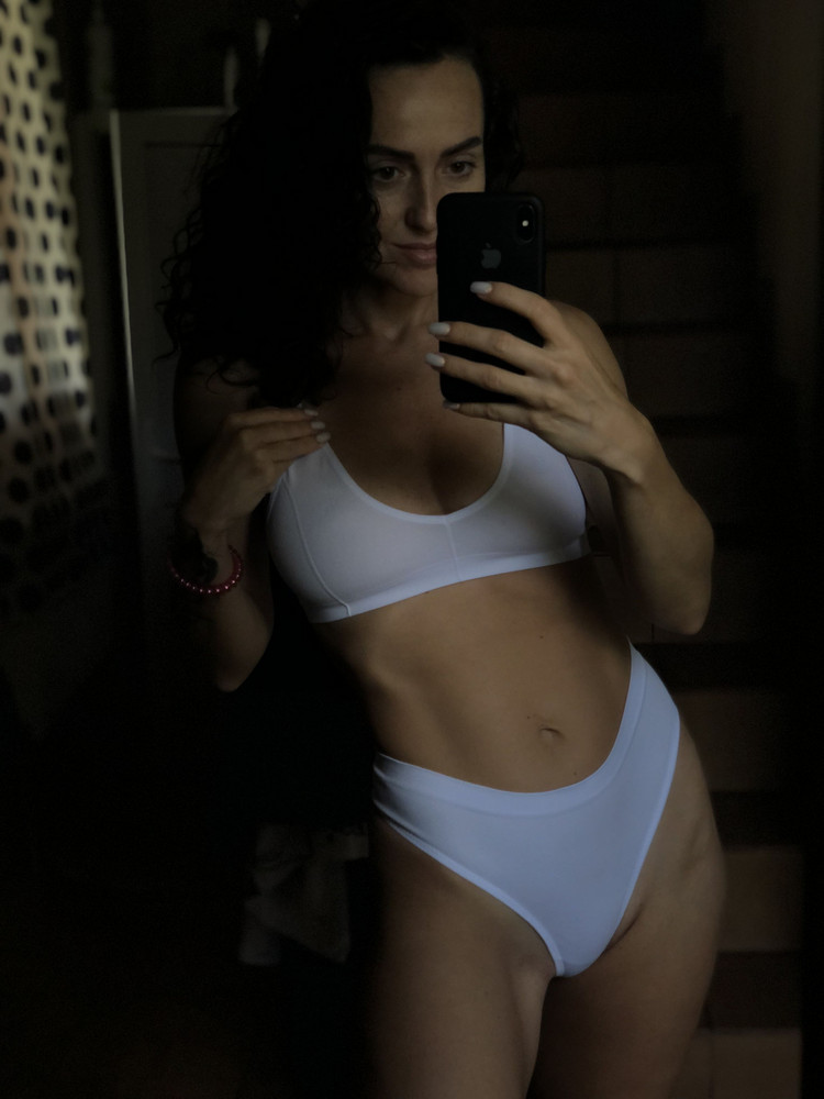 Отличный комплект! Очень мягкая и эластичная ткань. Сел идеально. Рекомендую👌🏽. Мой вес 53, рост 164, объём груди 86, бёдра 96 -Размер XS подошёл. Отдельное спасибо за упаковку, очень презентабельная, на ярлыке указаны все необходимые рекомендации по уходу. Если в носке покажет себя хорошо, буду заказывать другие цвета. 