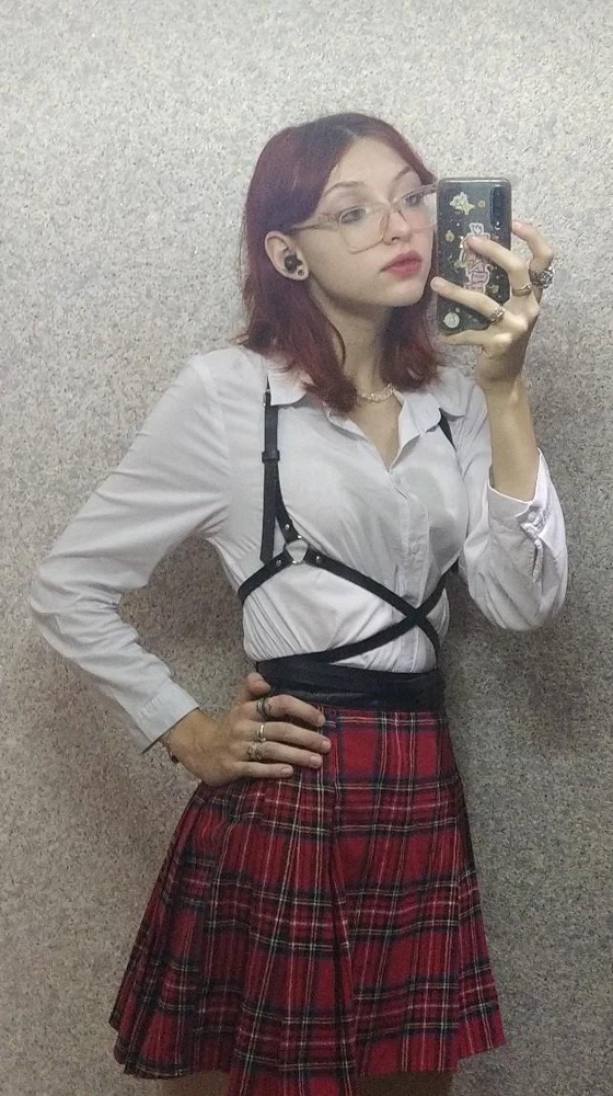 Для своей цены - прекрасно, но осыпается внутренняя сторона ремня, на белой одежде остаются катышки. Сами ремни узковаты, хлипкие, особо тянуть их не стоит, на талию 68 пришлось делать дополнительную дырку. А так - очень милый аксессуар, чтобы разбавить повседневные образы