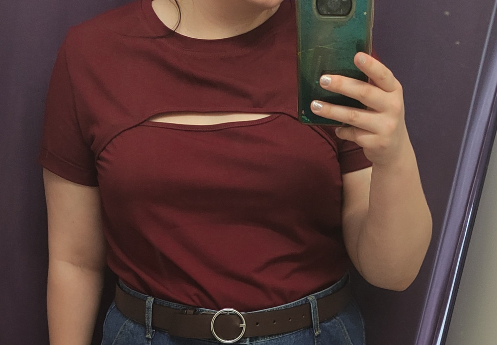 Мне показалось, что синтетика, но футболка очень милая и приятная к телу. Крой прямой