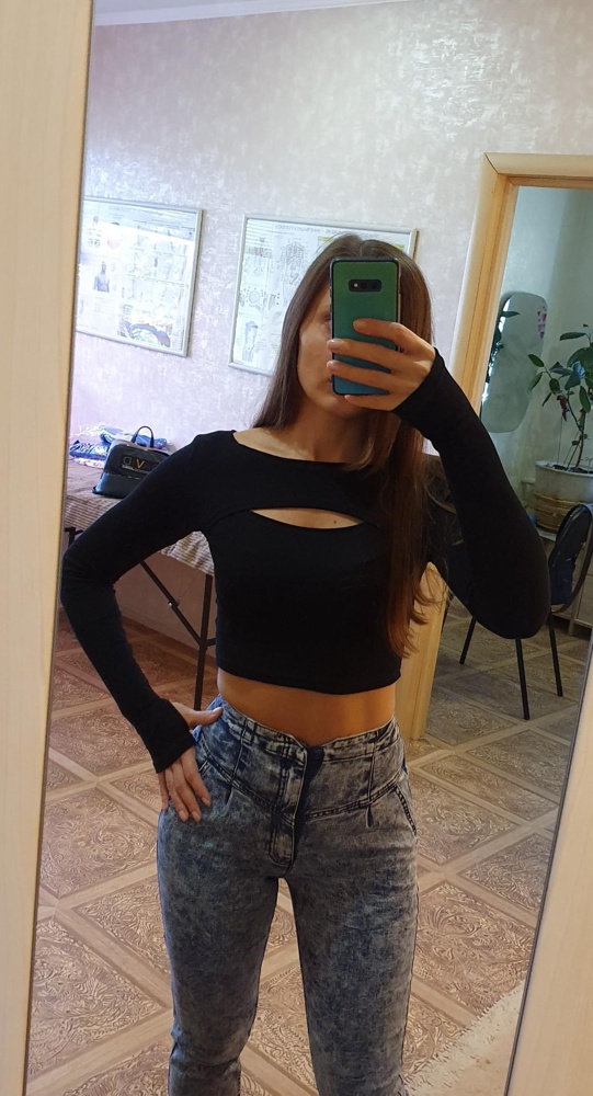 Супер. Ткань тонкая,  эластичная,  но не просвечивает. На рост 167 не до пупка, но в целом норм. Даже на длинные руки рукава по длине хорошо. Крой правильный, лишних складок нет, по спинке прилегает плотно, идёт в размер, ткань дышит.  Однозначно стоит своих денег.  Конечно на wb есть дешевле,  но там и качество ниже. Ну и упаковка как будто подарок подарили))