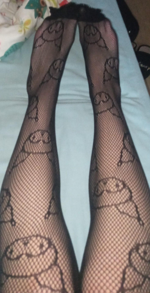 Пришли без дырок, но вопрос, что это за щëточки на пальчиках? 🤨немного большие, но у меня рост маленький, а ещё немного слабовата резинка, а так всё хорошо