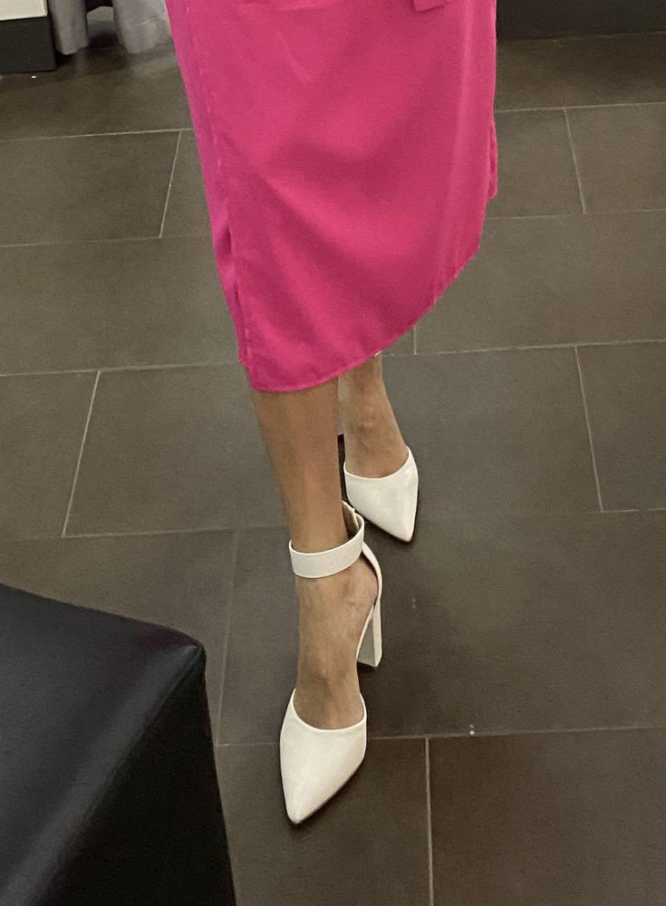 Туфли очень классные !! Претензий к качеству нет . Подойдут на все случаи жизни от простого выхода на прогулку до свадьбы ) выглядят классно . Единственное но, на свой 37 взяла 37, но думаю надо было взять поменьше все же. Ношу с силиконовыми подушечками и вроде нормально. 