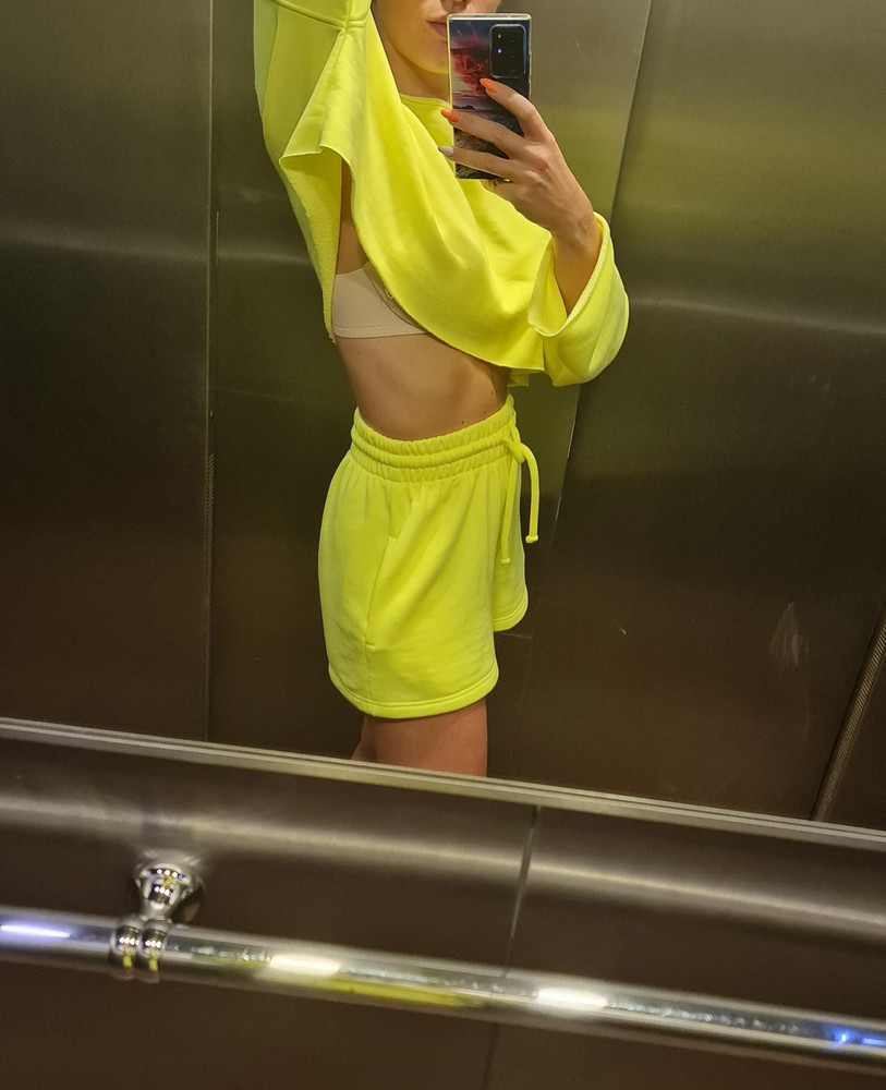 Костюм просто огонь!! Зелёный неоновый безумно яркий, красивый цвет. Для сравнения брала оранжевый, он совсем не яркий, проигрывает. 
На размер 90-70-104 рост 170 сел хорошо, резинка тугая но мне вполне комфортно, не сдавливает. Если поднять руки то видно белье, так как кофта свободная. Но смотрится просто шикарно, на мой взгляд стройнит. Очень круто смотрится с загаром!