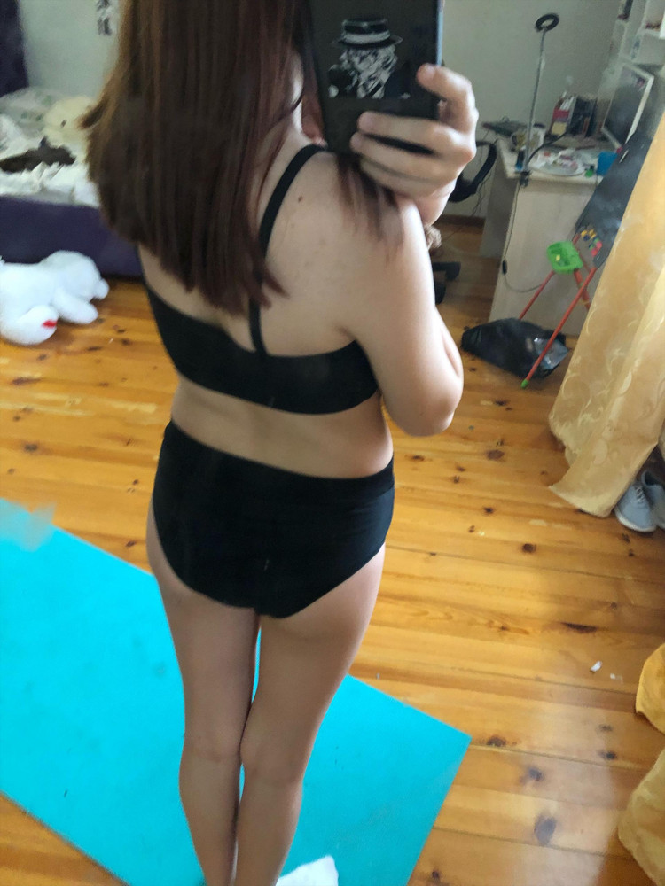 топовый купальник, да, подошел по размеру, вот да все