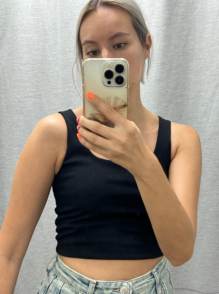 Увы, пришлось топ вернуть. Ткань понравилась, в рубчик, двойная. Топ плотный. Размер мне подошёл, сидит как и должен, облегает, НО! Пройма очень маленькая! У меня не полные руки, но топ упирается в подмышки. В случае с чёрным цветом обязательно были бы видны следы дезодоранта. Перезаказывать на размер больше не стала, потому что тогда не было бы прилегания в остальных частях тела, где оно как раз-таки нужно (на моей с натяжкой единичке, например). В общем, жаль, что модель в моем случае неудачная.