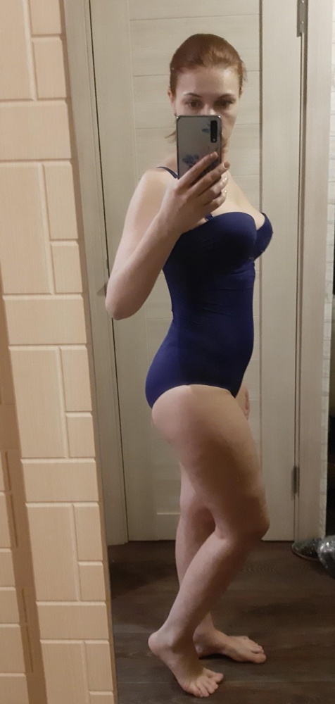 Мои параметры 90-67-97. Лиф прекрасно сел, вообще мой размер, но из-за большой попы некрасиво передавливает, прям делит каждую ягодицу пополам. Это я ещё на фото пыталась встать, чтобы не совсем уродливо было. Но такая уж фигура, ушки. К купальнику претензий нет, просто он на более подтянутые бедра. Украшение пришито, можно снять