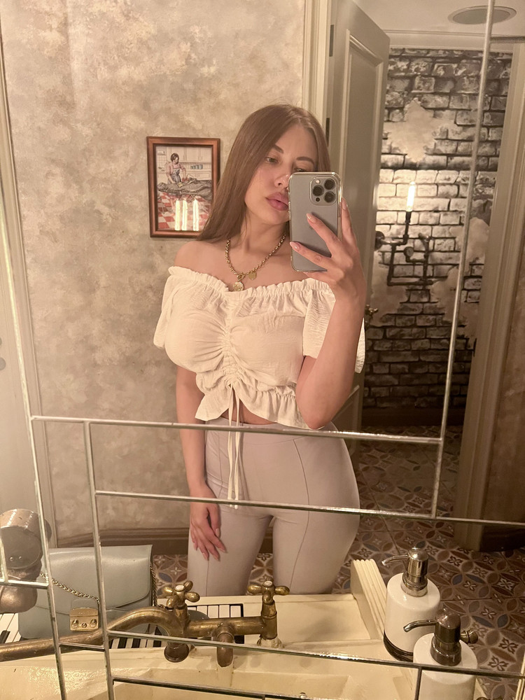 Прекрасный топ, очень нежно смотрится, хорошее качество, отлично сидит, внизу завязками можно корректировать длину) 