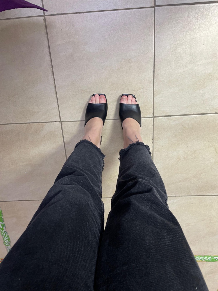 Прекрасно сели на ногу,хотя назвать её узкой я не могу,размер соответсвует размерной сетке,на 26,6 взяла 41 и подошли идеально!!!эта пара просто восторг,клея на местах склеивания не обнаружила 🤷🏻‍♀️каблук устойчивый и удобный 