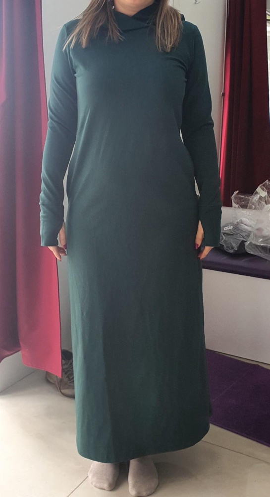 Отличное платье. Зелёный цвет очень красивый. Мой рост 161 см. Ношу 46 размер.