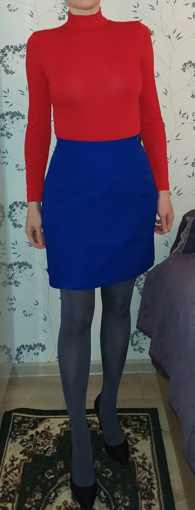 Добрый день! Юбка замечательная, ткань тогкая, лëгкая. На фото я в красном боди и серых чулках - как видите, юбка не просвечивает. Цвет насыщенный,очень красивый) У меня рост 166, ОТ 71, ОБ 96. Рекомендую, отличная юбочка! Пришла в запаянном целлофане, с этикеткой, упакована аккуратно. Производителю большая благодарность! Добавила в любимые производители, буду покупать ещё и рекомендовать друзьям.