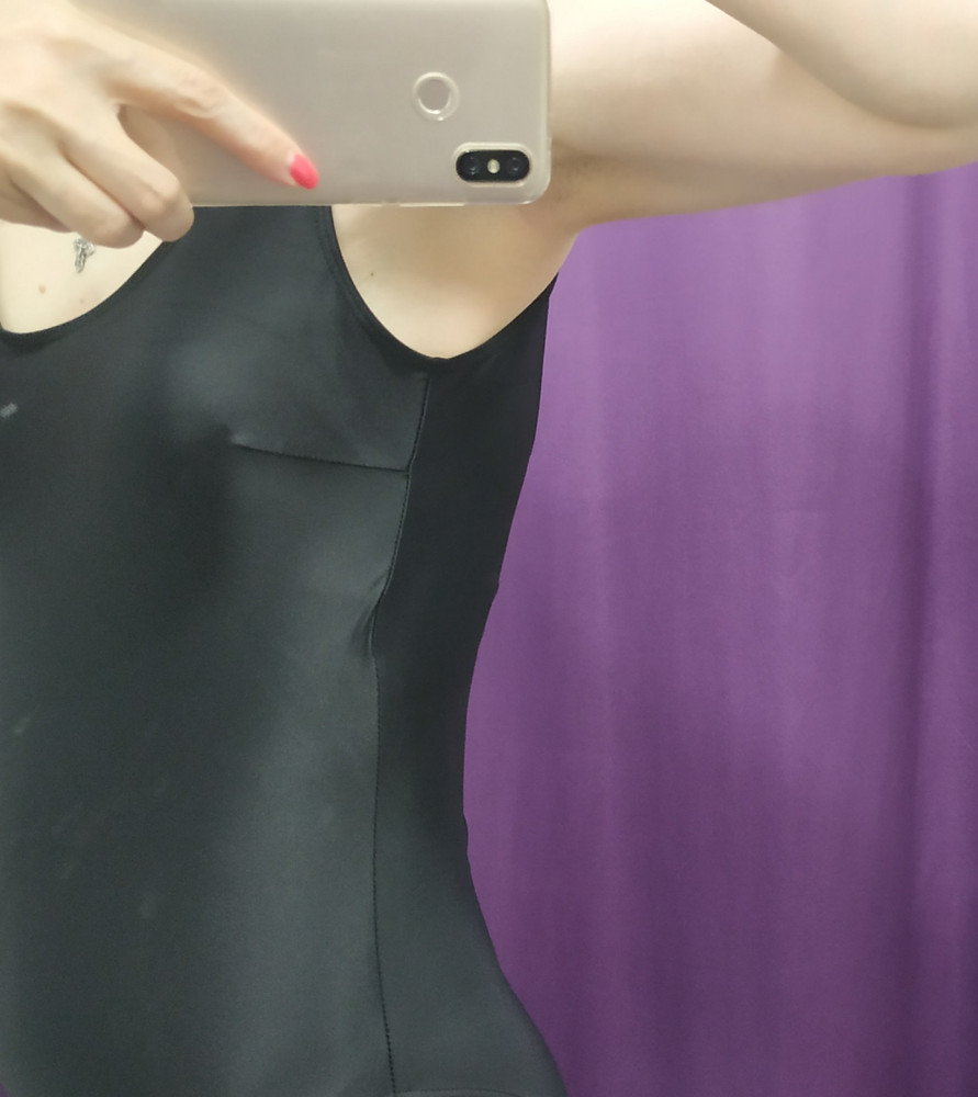 Швы по бокам в районе груди неровные из-за подкладки, некрасиво смотрится. 75 рублей сняли.