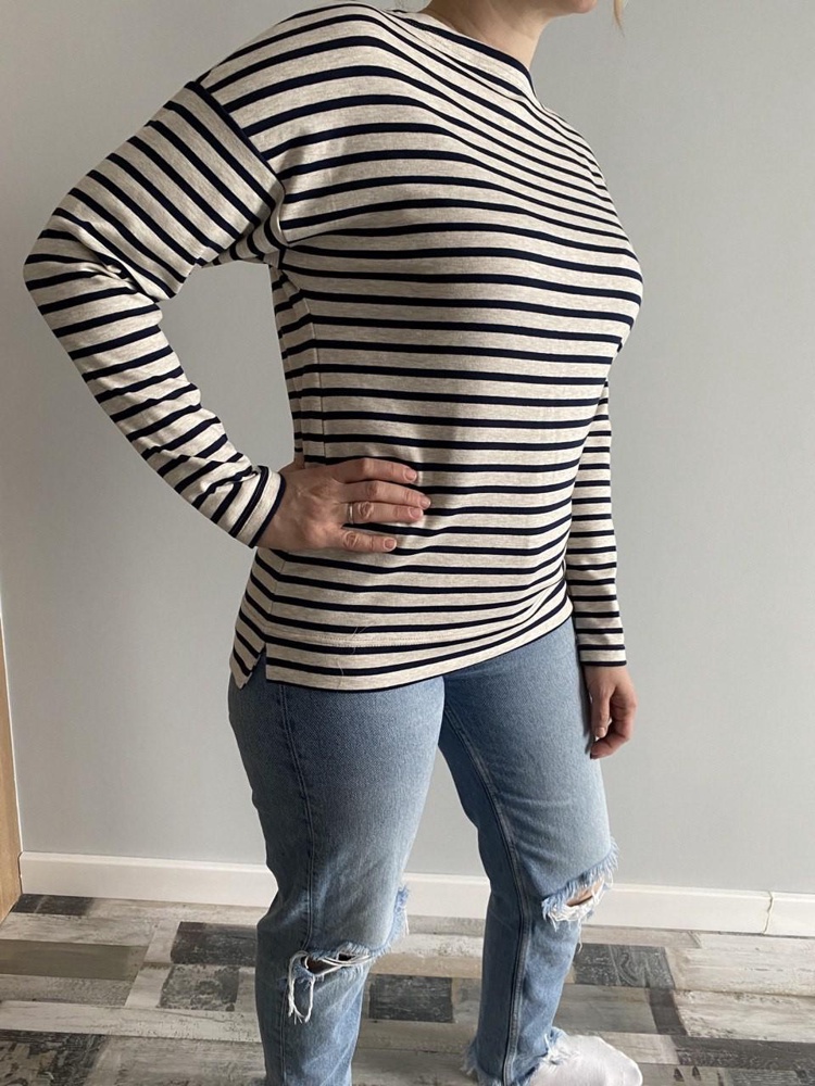 Очень Приятный трикотаж к телу. Благородный бежевый цвет с меланжевый вкраплением. Полосочки ровные, качество на высоте. На мой объем груди 94 см размер 46-48 сел идеально, не люблю оверсайз.