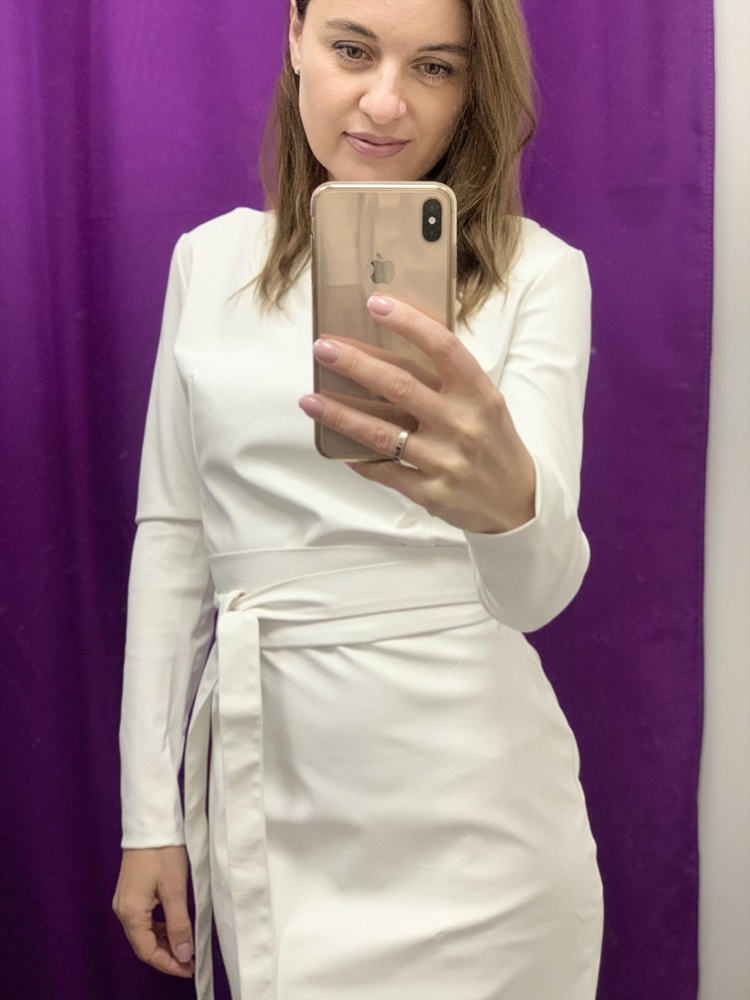 Читала отзывы прежде чем заказала, заказала s вместо xs , т.к. все пишут что маломерит, я не совсем согласна, низ оказался по размеру, а вот сверху сильно топорщится, что то с кроем не так.  Идёшь красивая, ткань симпатичная, нужно доработать лекало. С сожалением отказываюсь.